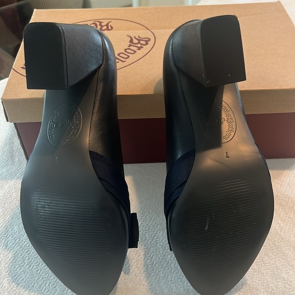 Brooks Brothers Navy Pumps. Size 7. - Picture 3 of 4
